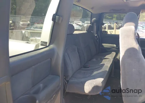 2000 Chevrolet Silverado 1500 Ls z USA, uszkodzony, nr VIN 1GCEC19T2YZ291771